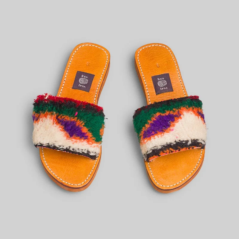 Beautiful Romance Rug Sandal Size 9