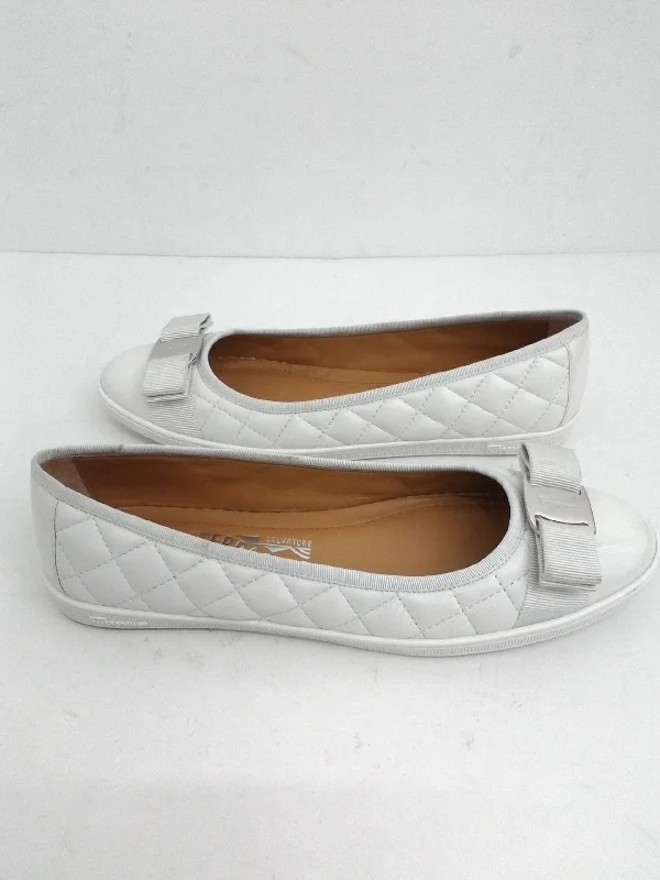 Noble Temperament Salvatore Ferragamo Women's White Flat Size 8 M