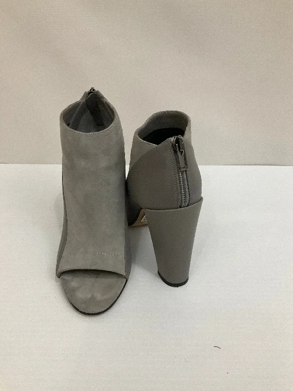 Designer Style Shoes Heels Block By Vince In Grey, Size: 7